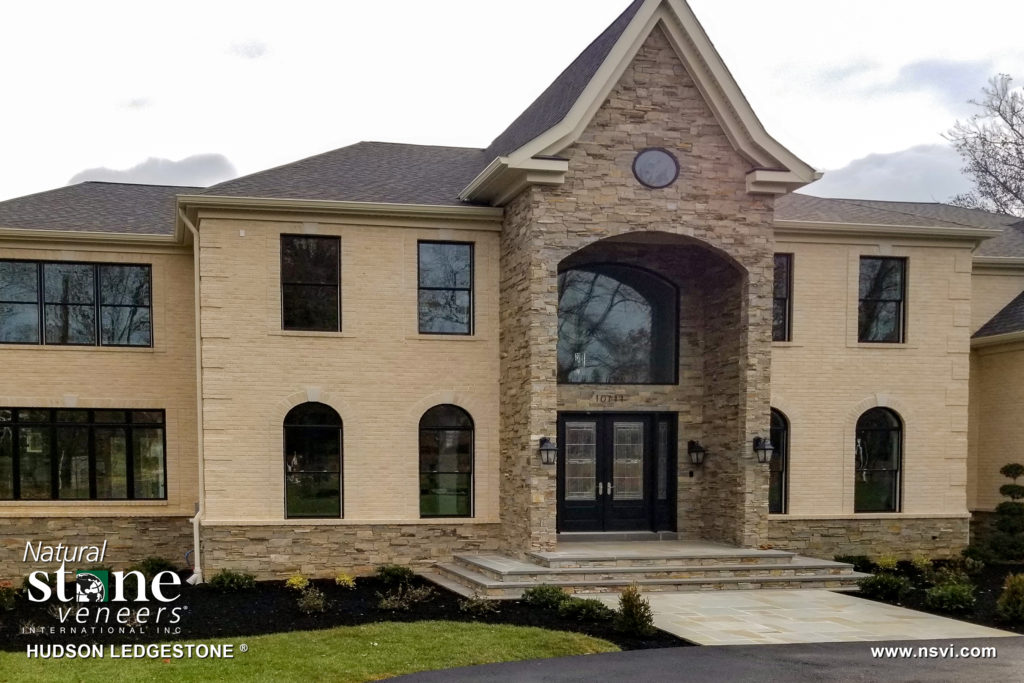 Hudson Ledgestone - ™ Residential Exterior - Fond du Lac Natural Stone